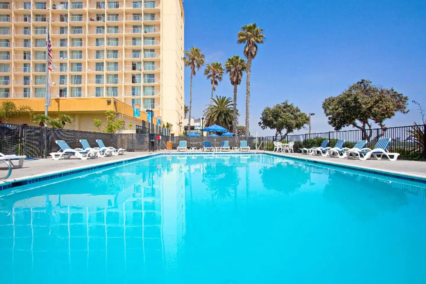 Crowne Plaza Hotel Ventura Beach Pool