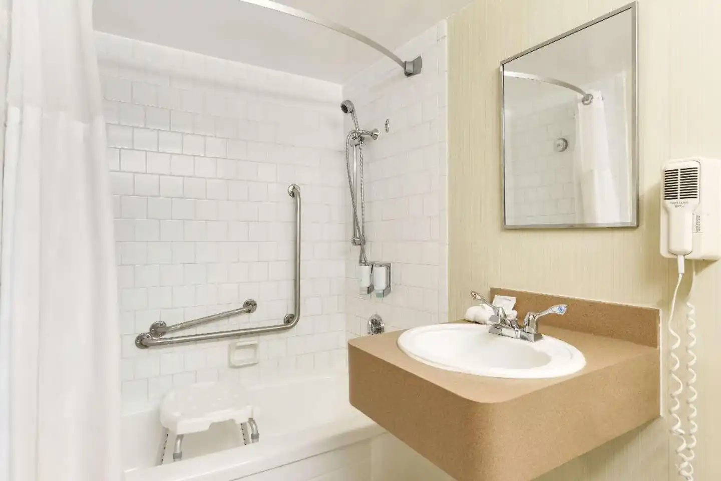 RAMADA BY WYNDHAM BELLEVILLE HARBOURVIEW C.C: Badezimmer