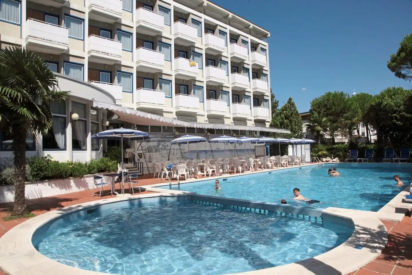 Medusa Splendid Pool