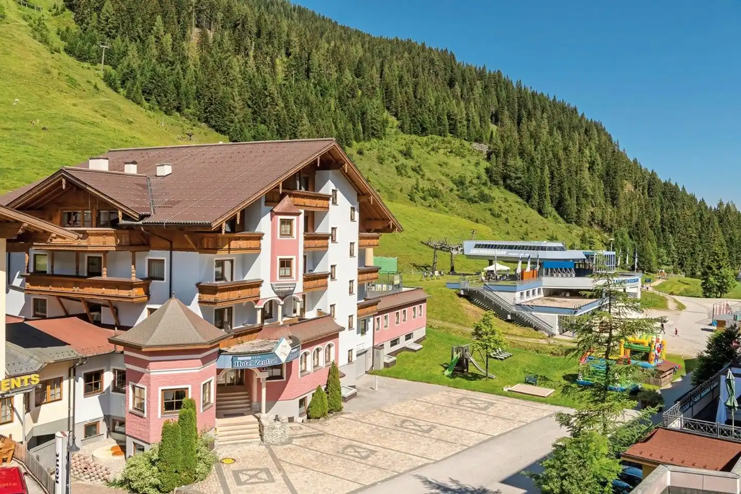 MAGIC MOUNTAINS Hotel Zauchensee Zentral Aussenansicht