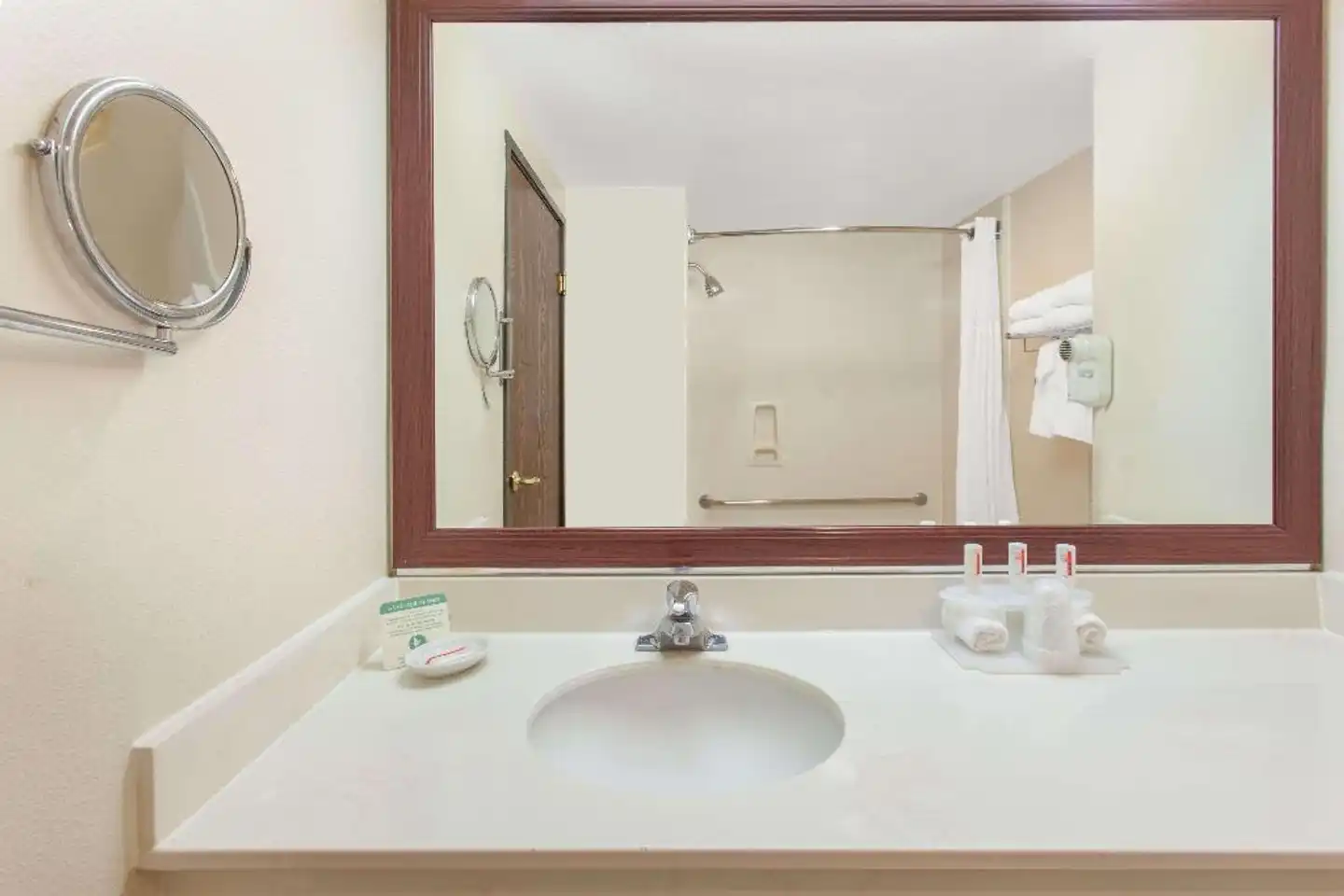Ramada by Wyndham Fresno Northwest Badezimmer