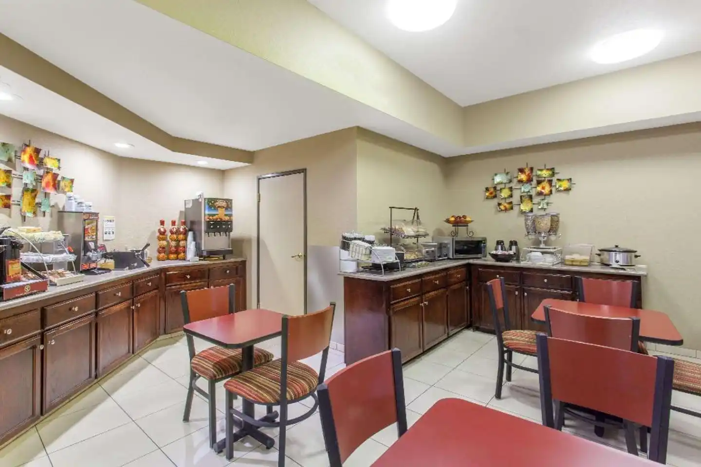 Ramada by Wyndham Fresno Northwest Bar