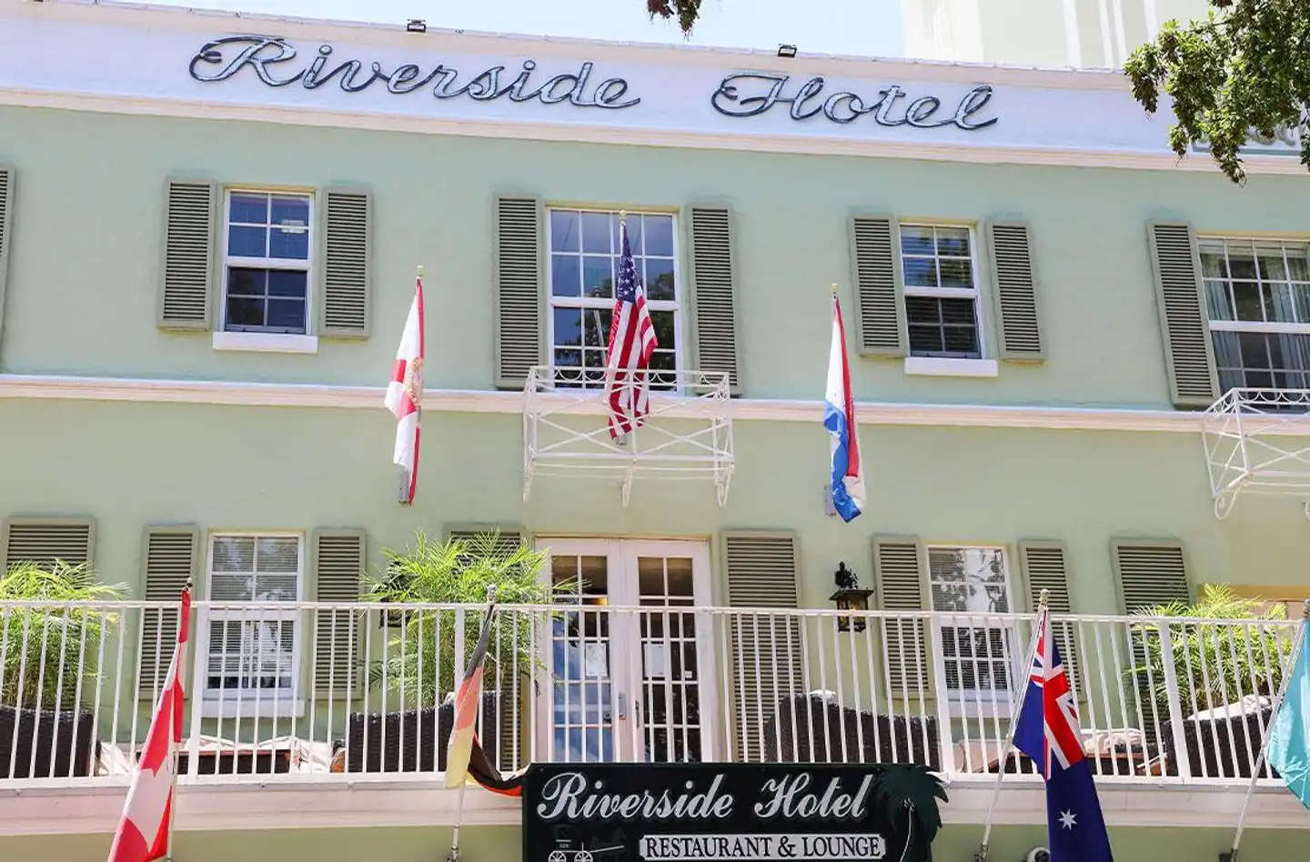 Riverside Hotel Aussenansicht