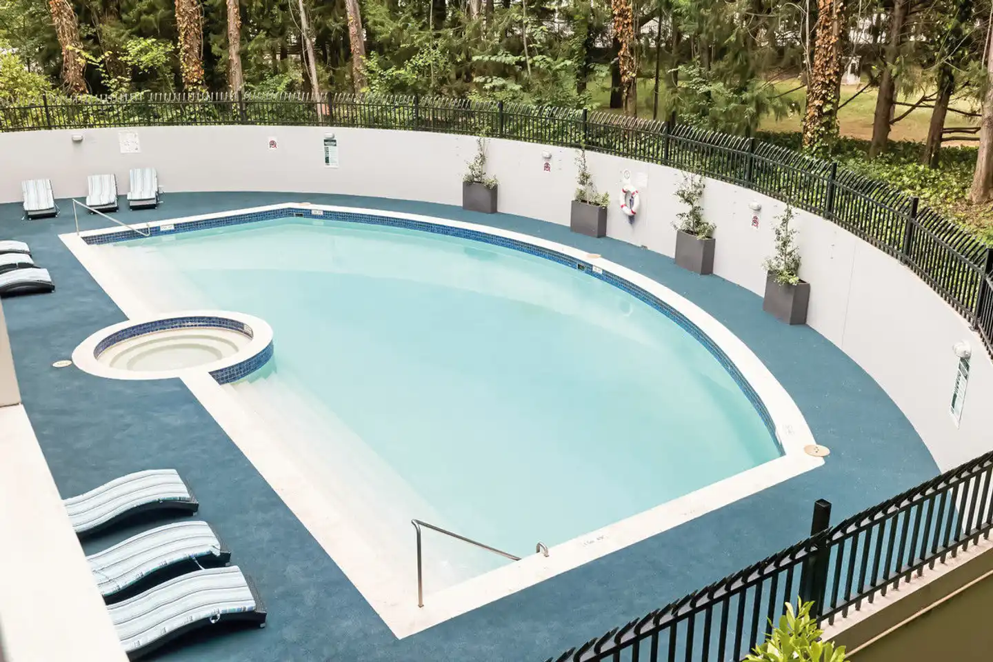 Crowne Plaza Canberra Pool