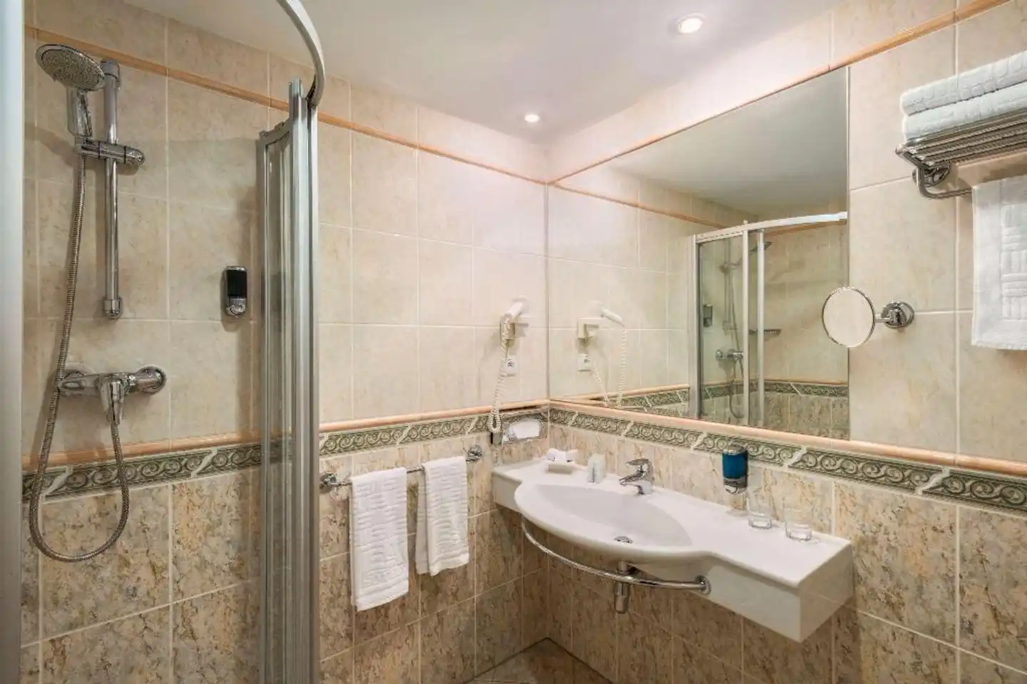 Ramada Prague City Centre Badezimmer