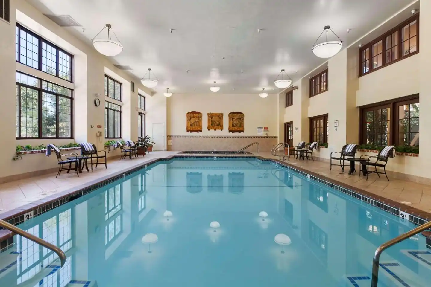 Embassy Suites by Hilton Napa Valley Hallenbad