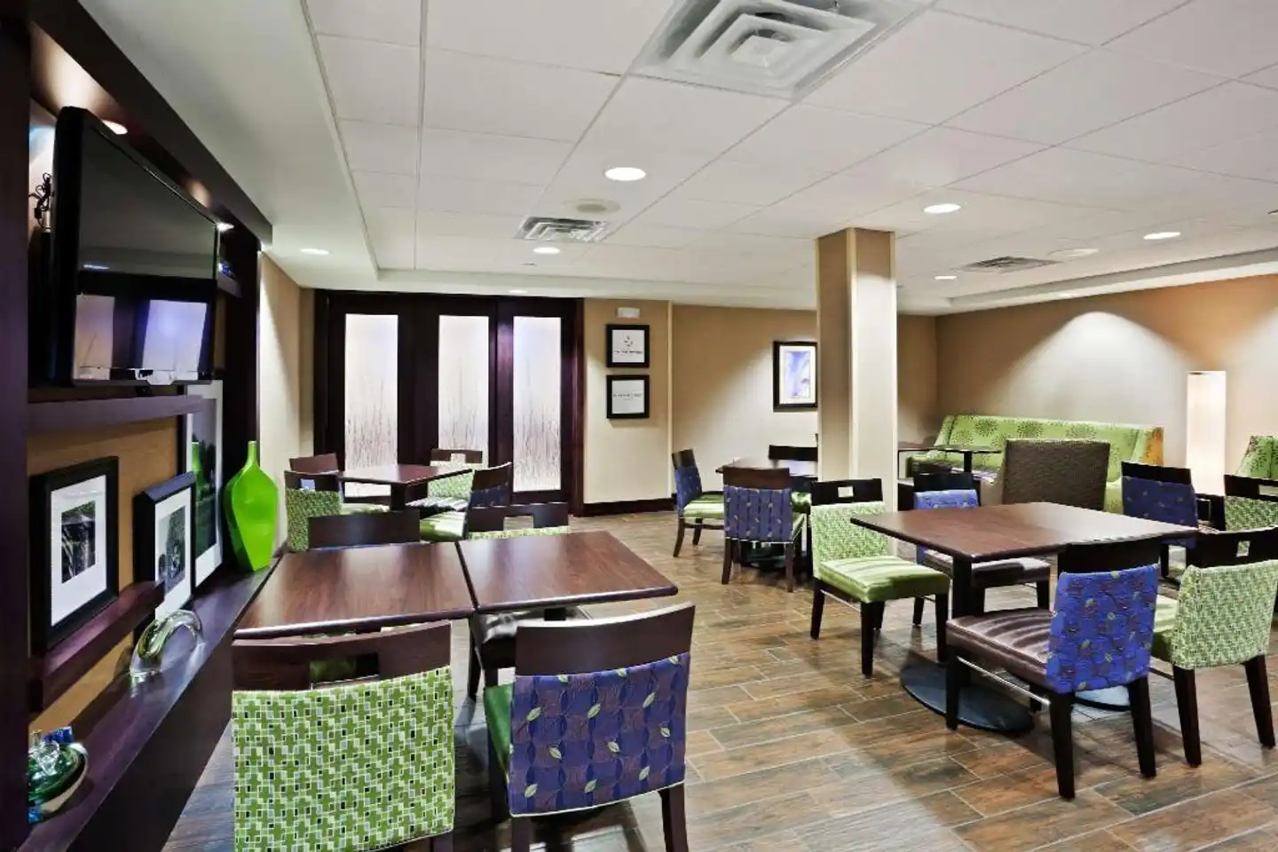 Hampton Inn Sioux Falls Lobby