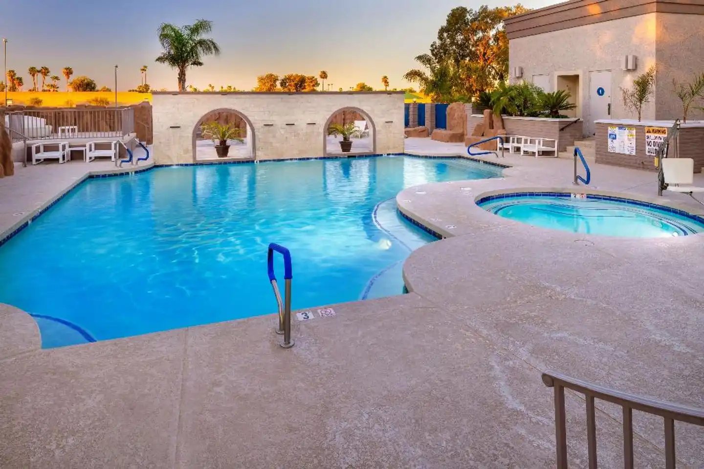 DoubleTree by Hilton Phoenix Mesa Pool