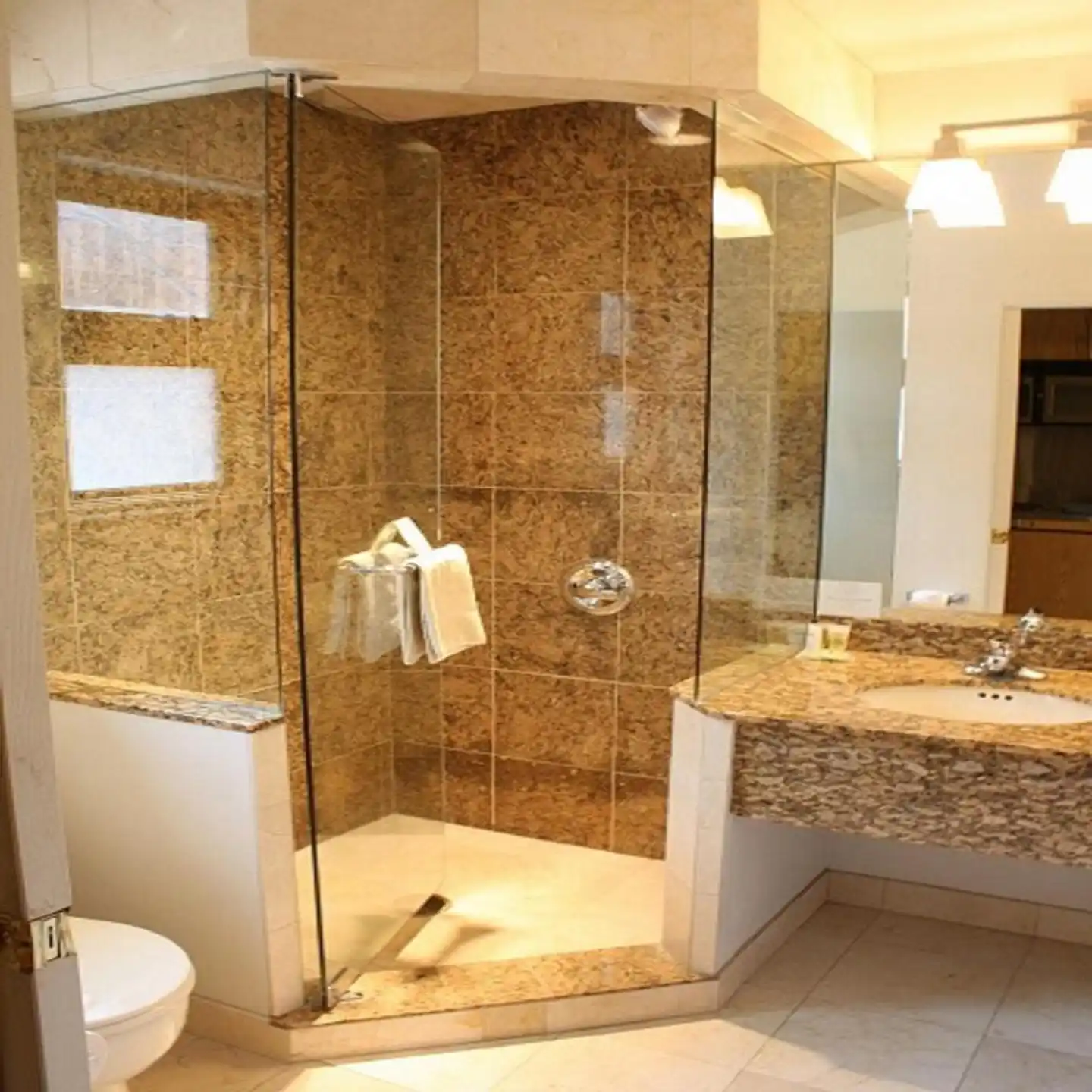 St Moritz Lodge and Condominiums Badezimmer