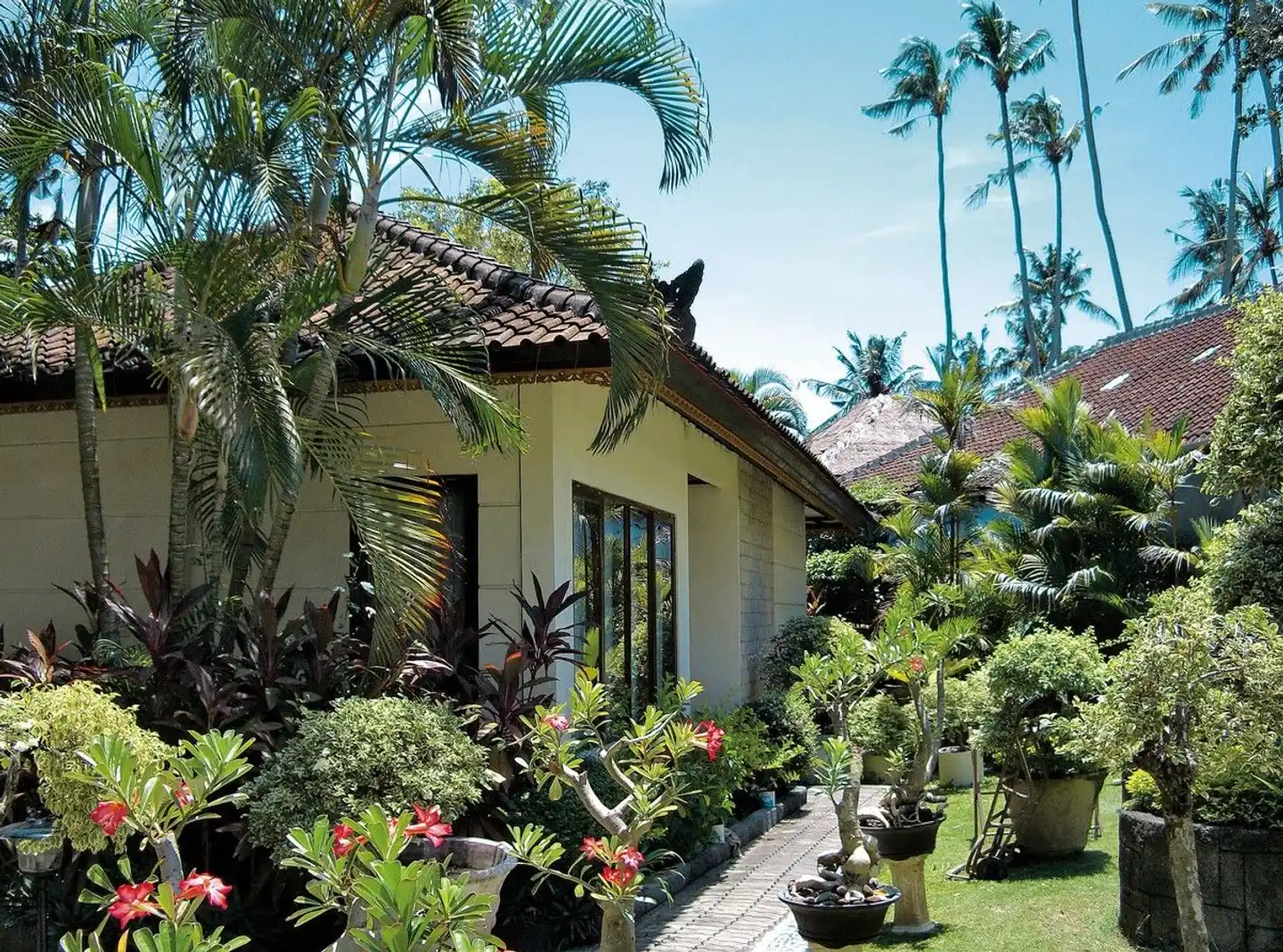 Respati Beach Hotel Aussenansicht