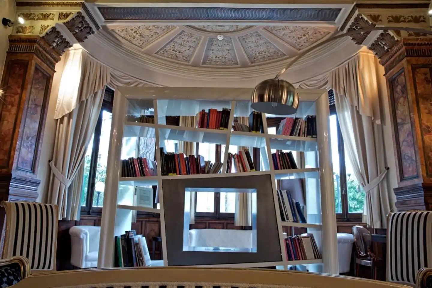 De La Ville Lobby