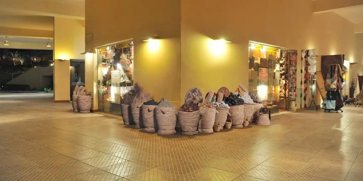 Malikia Resort Abu Dabbab Bar