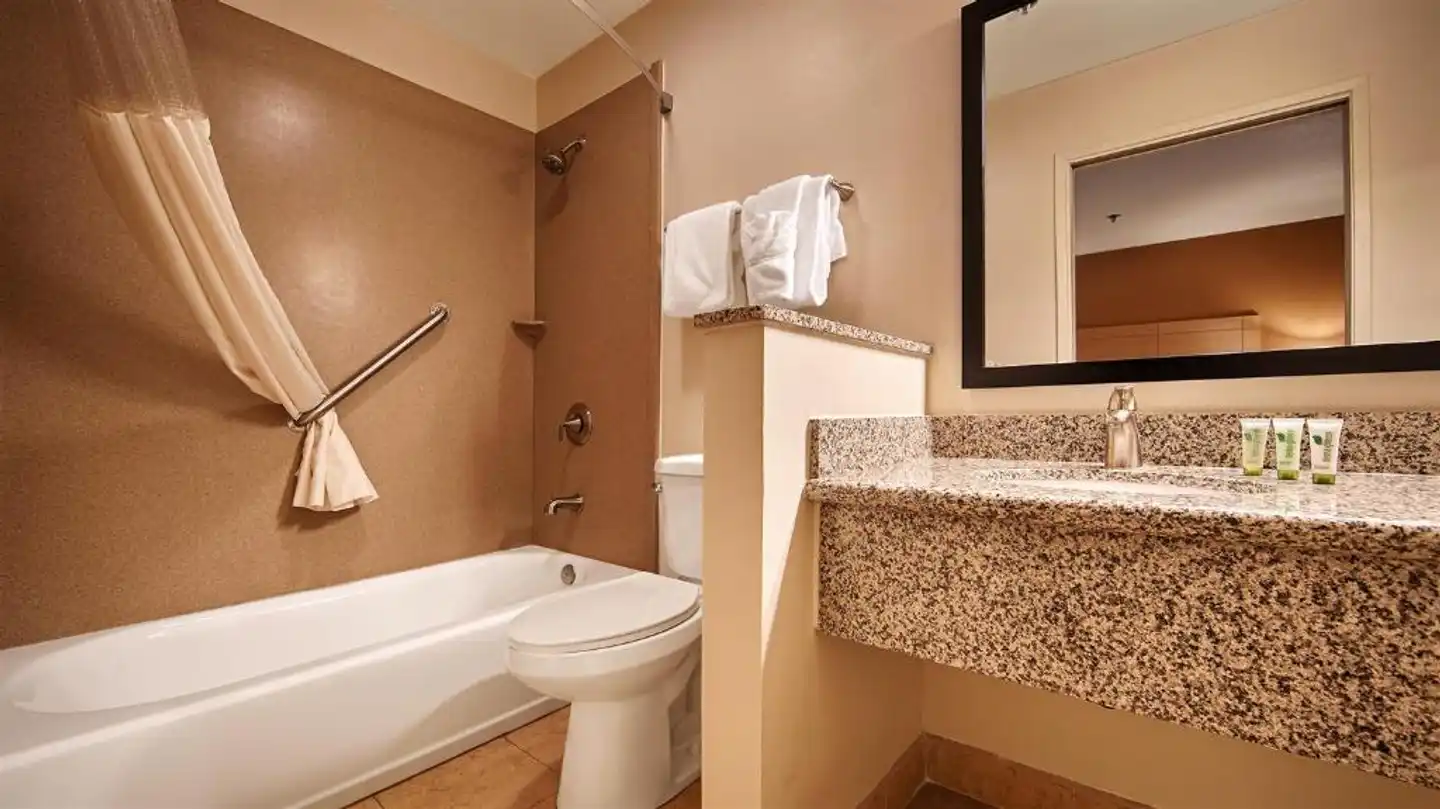 Best Western Palm Court Inn Badezimmer