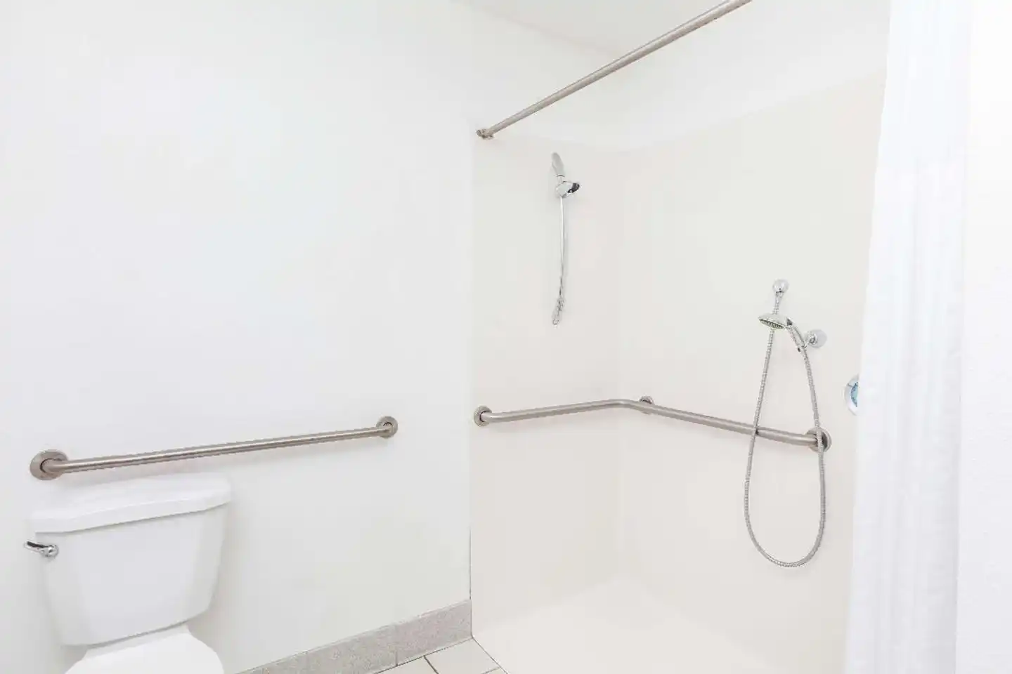 Days Inn & Suites by Wyndham Sunnyvale Badezimmer