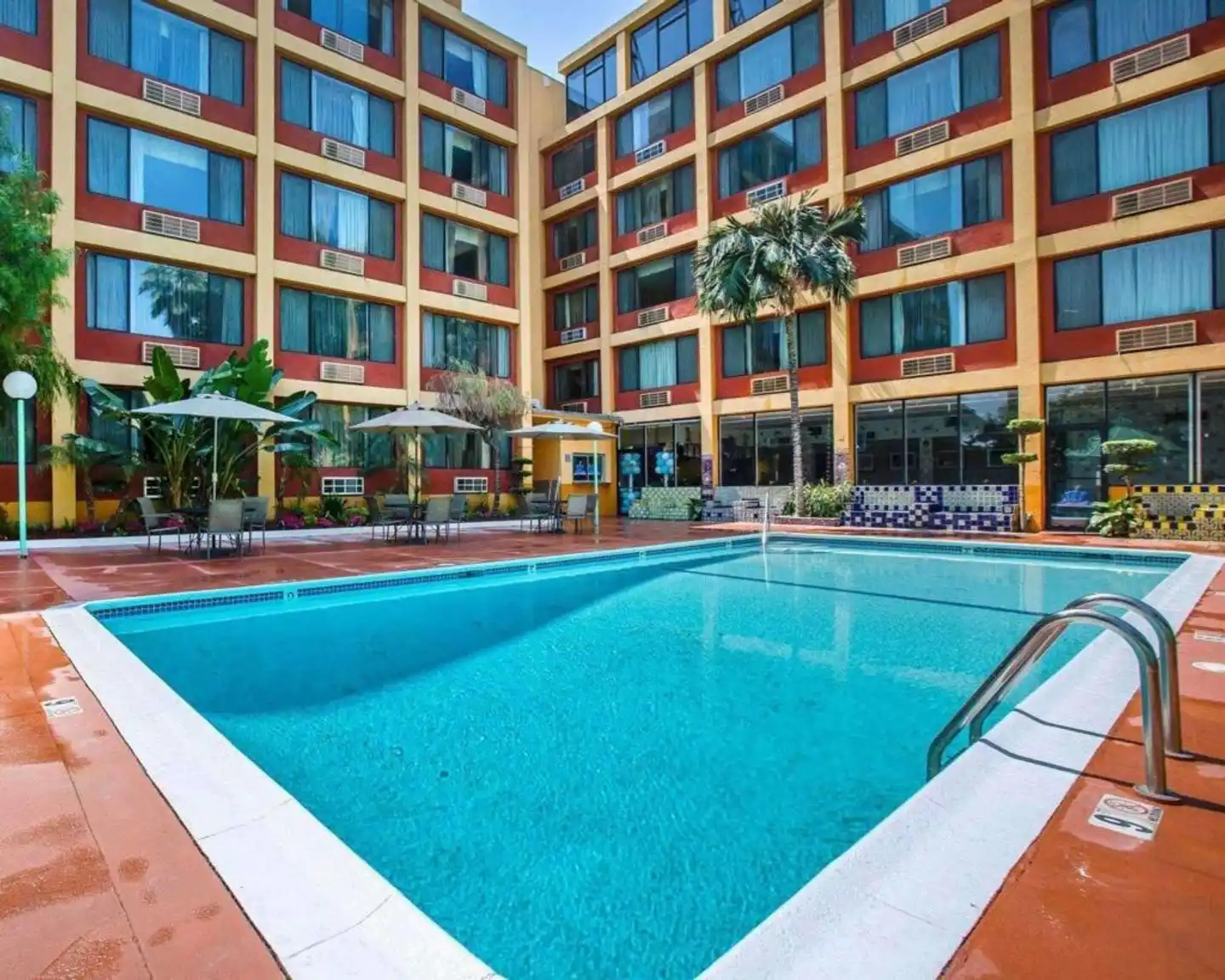 Quality Inn & Suites Montebello Pool