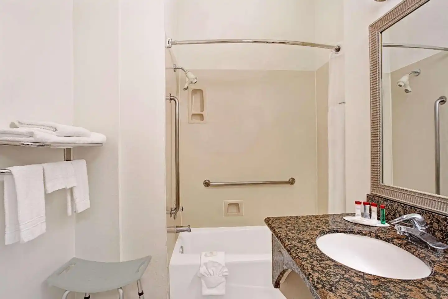 Ramada Limited Redondo Beach Badezimmer