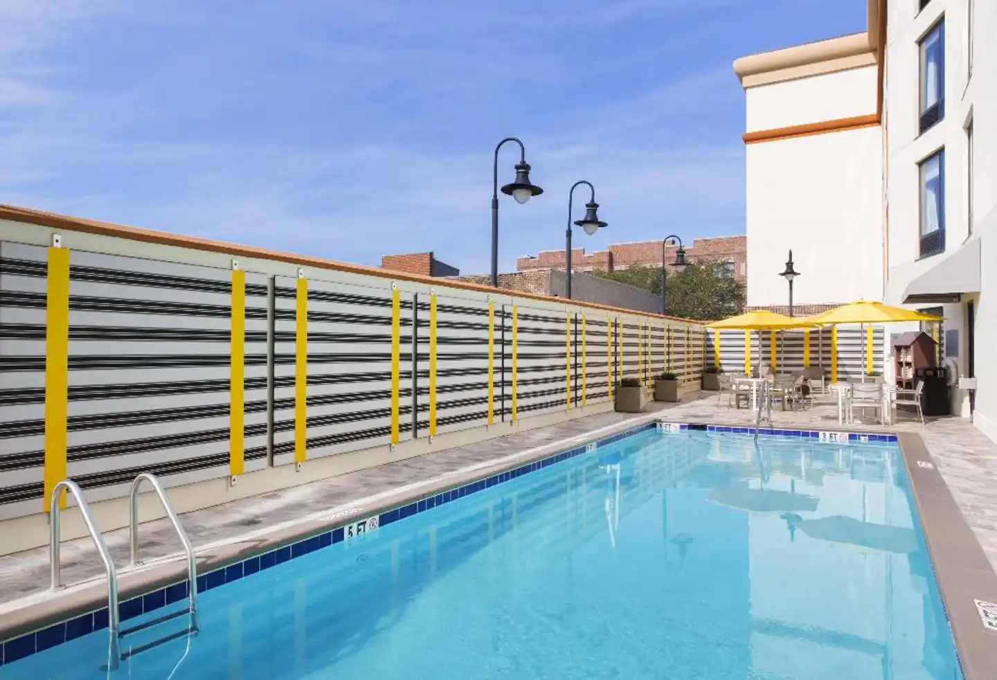DoubleTree by Hilton Hotel Savannah Historic District Pool