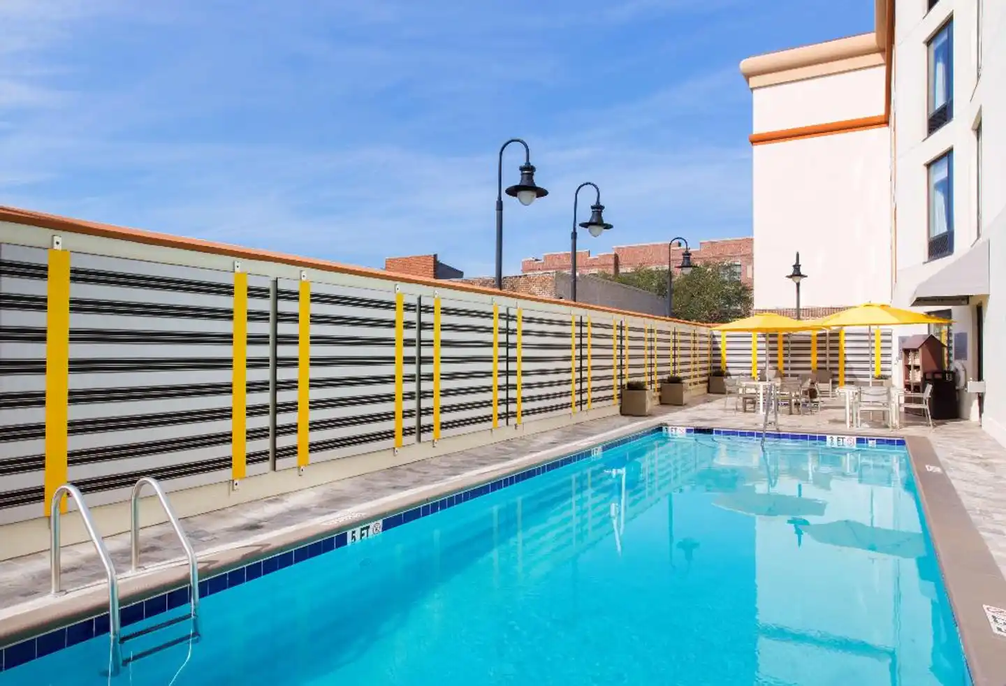 DoubleTree by Hilton Hotel Savannah Historic District Pool