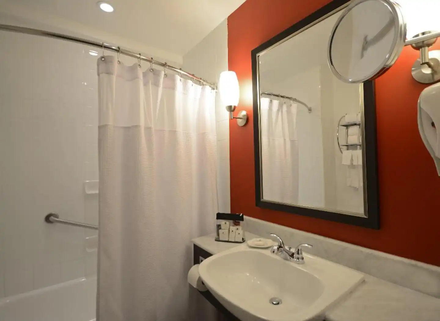 Armon Plaza Airport Montreal Badezimmer