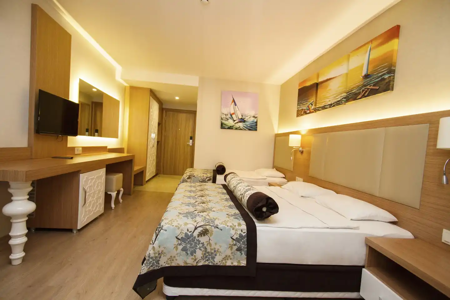 Blue Wave Suite Hotel Wohnbeispiel