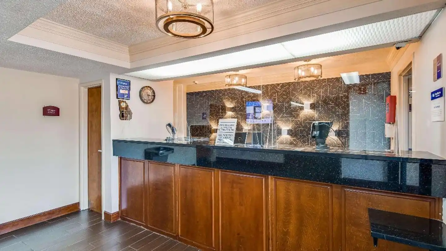 Best Western Inn & Suites of Macon Bar