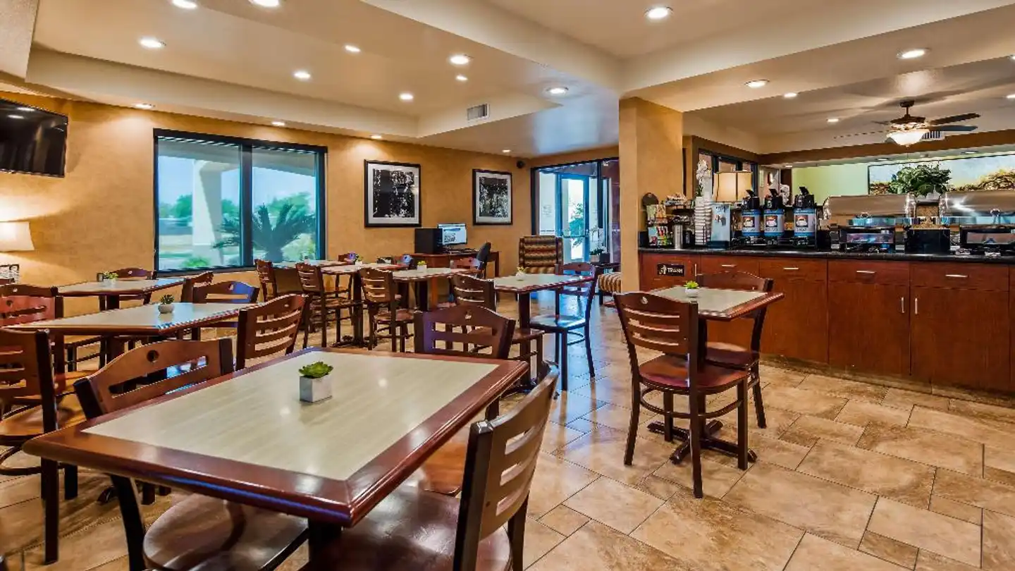 Best Western Exeter Inn & Suites Bar