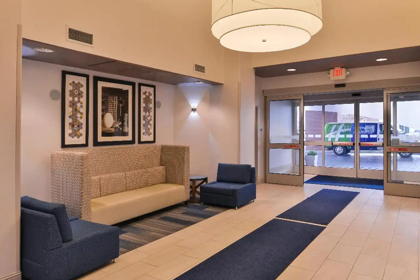 Holiday Inn Express Woodland Lobby