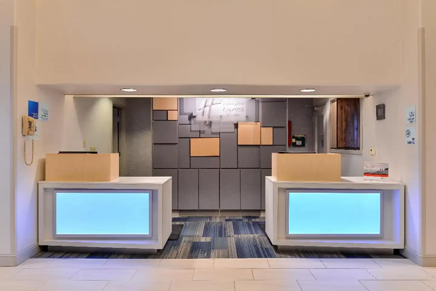 Holiday Inn Express Woodland Lobby