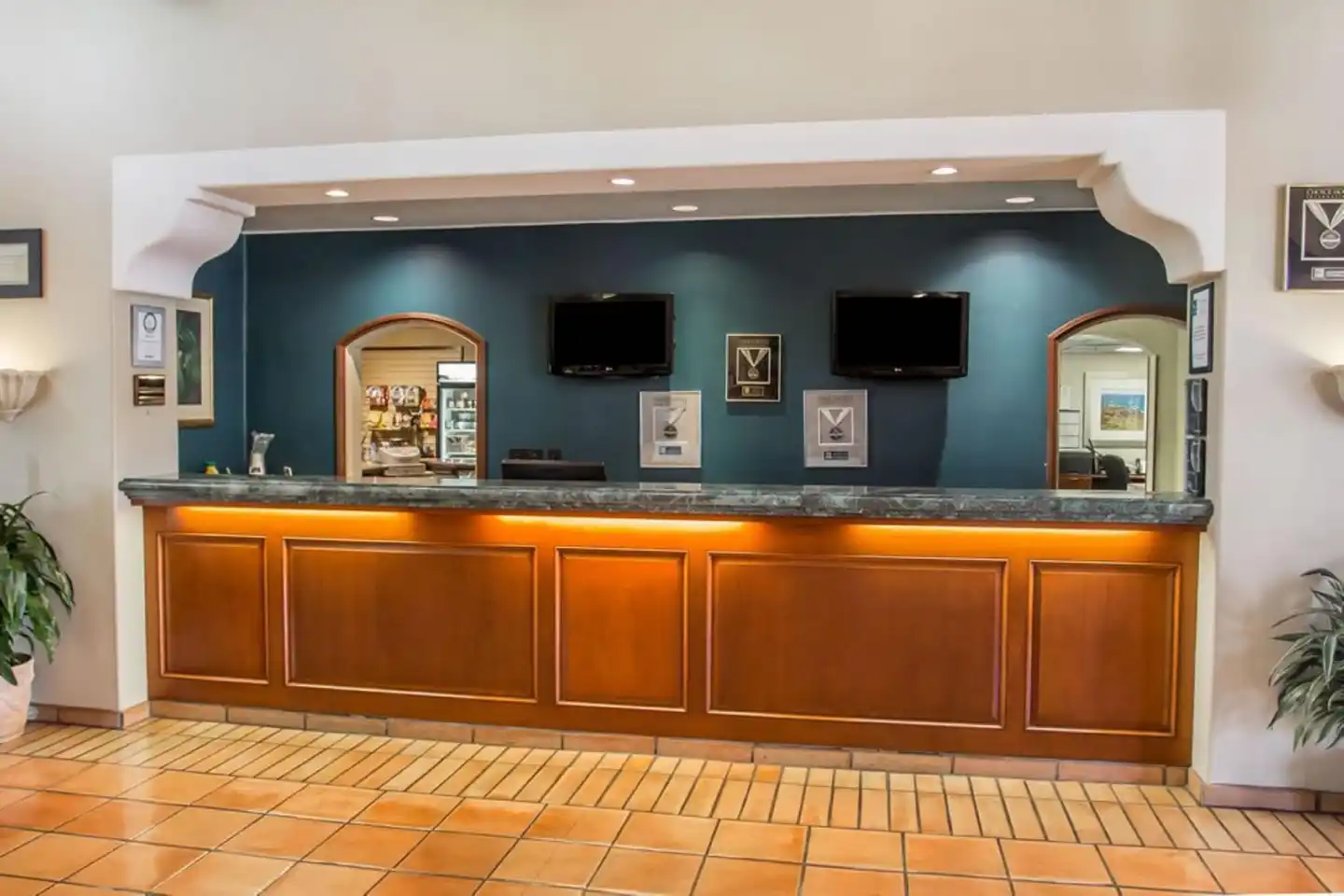 Quality Suites Central Coast Lobby