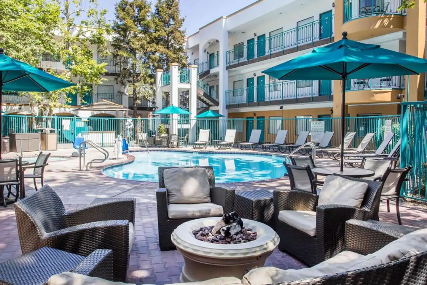 Quality Suites Central Coast Pool