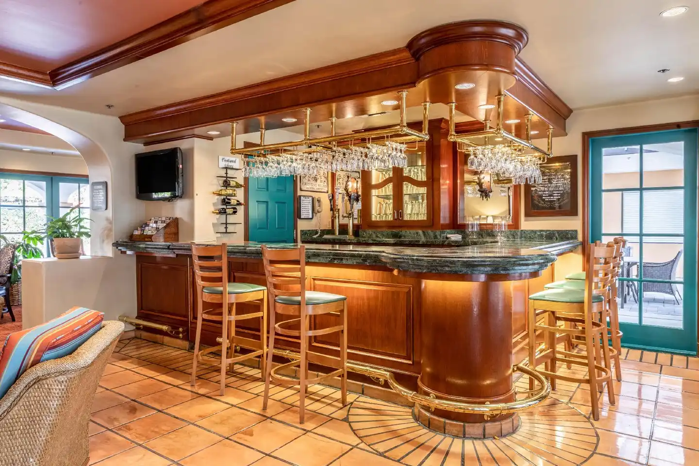 Quality Suites Central Coast Bar