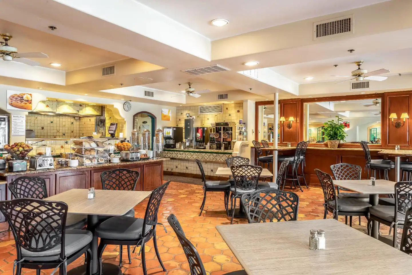 Quality Suites Central Coast Bar