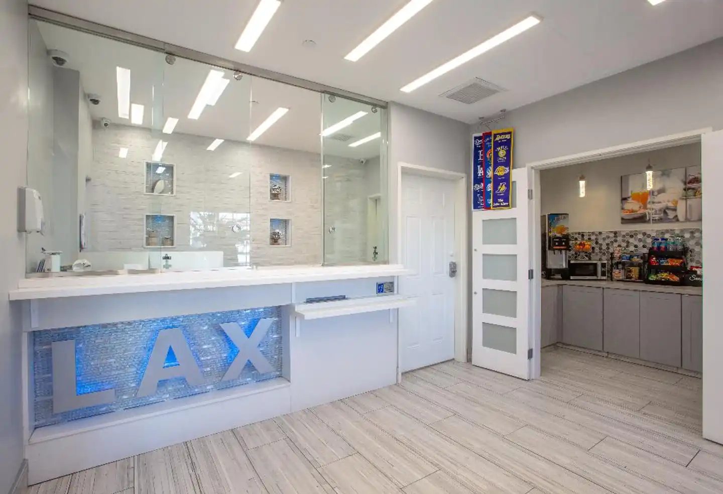 Super 8 by Wyndham Inglewood/LAX/LA Airport Lobby