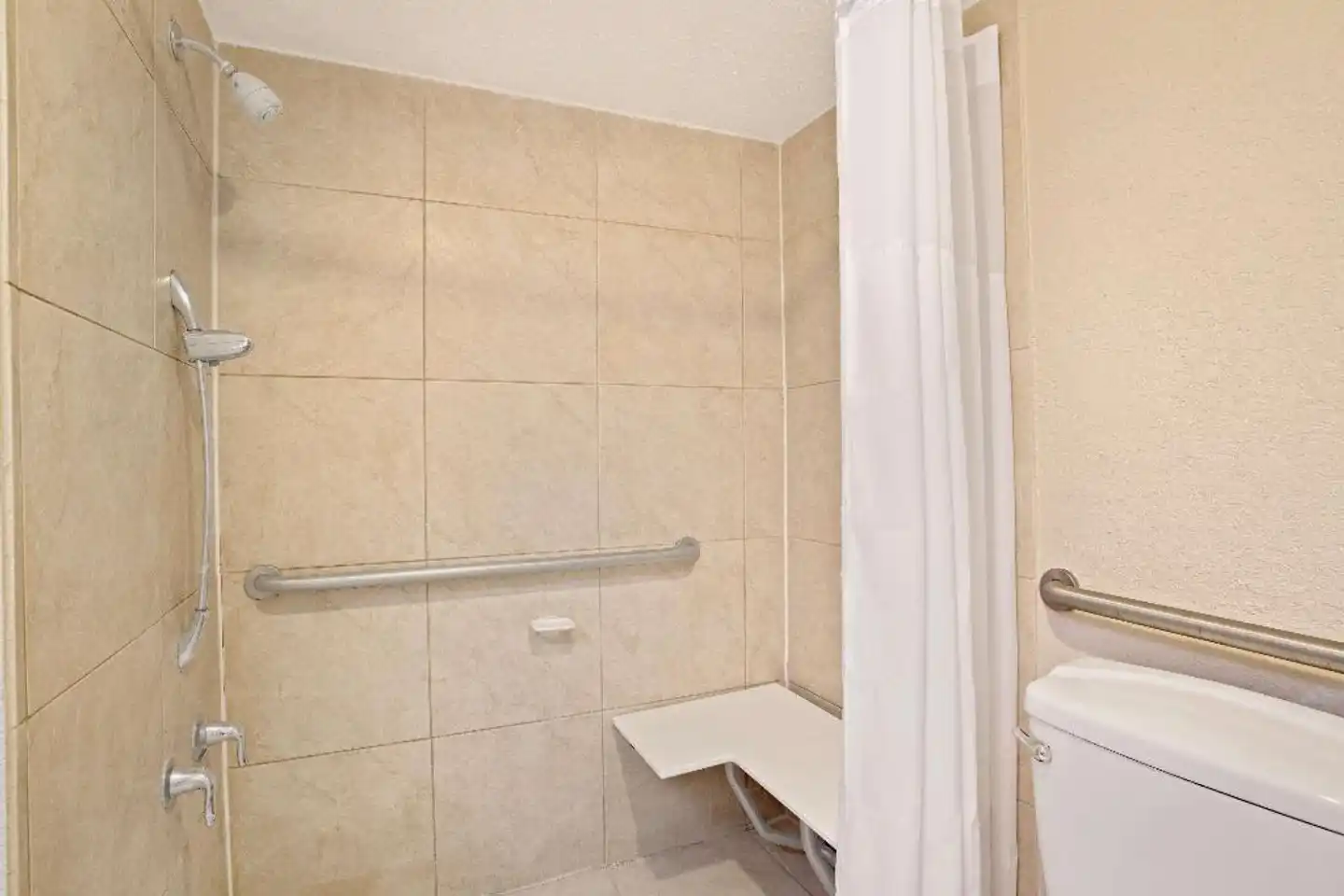 Days Inn by Wyndham Orlando Airport Florida Mall Badezimmer