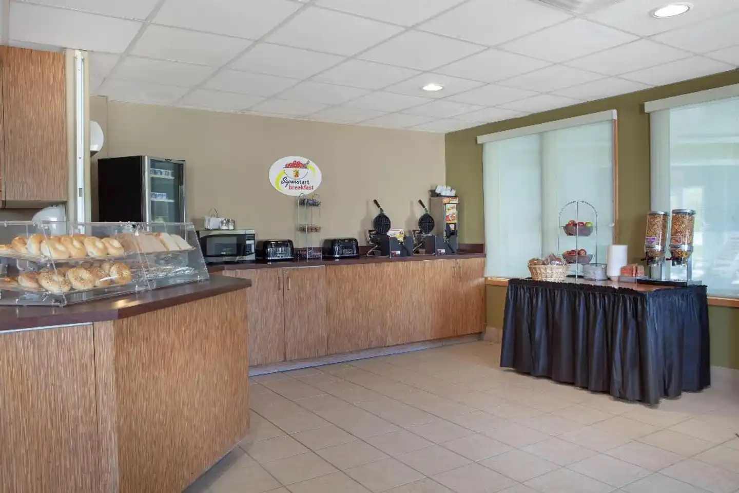 Super 8 by Wyndham Midland Lobby