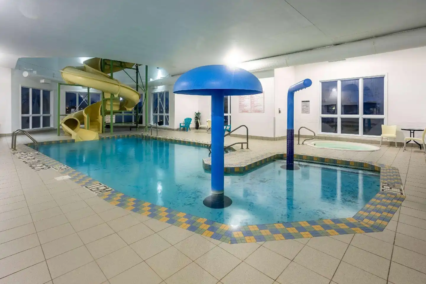 Super 8 by Wyndham Quebec City Hallenbad