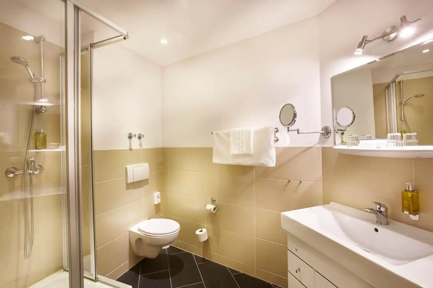 Hotel Kiel By Golden Tulip Badezimmer