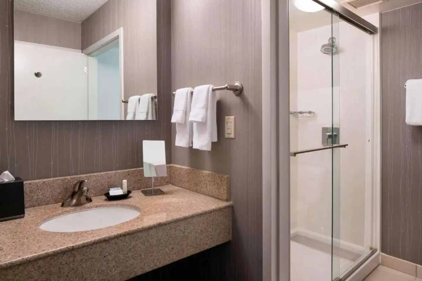 Sonesta Select Los Angeles Torrance South Bay Badezimmer
