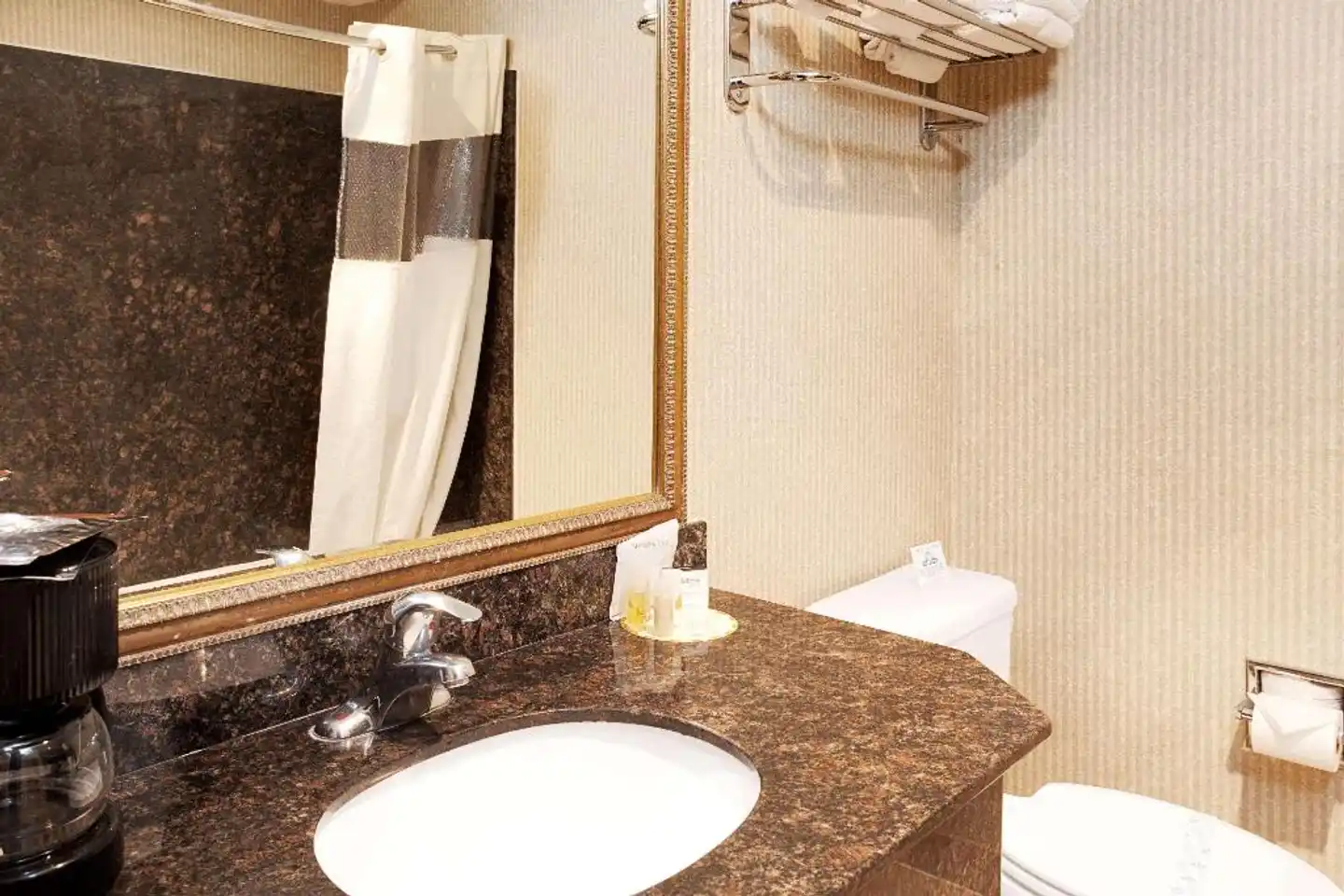 Days Inn & Suites by Wyndham Artesia Badezimmer