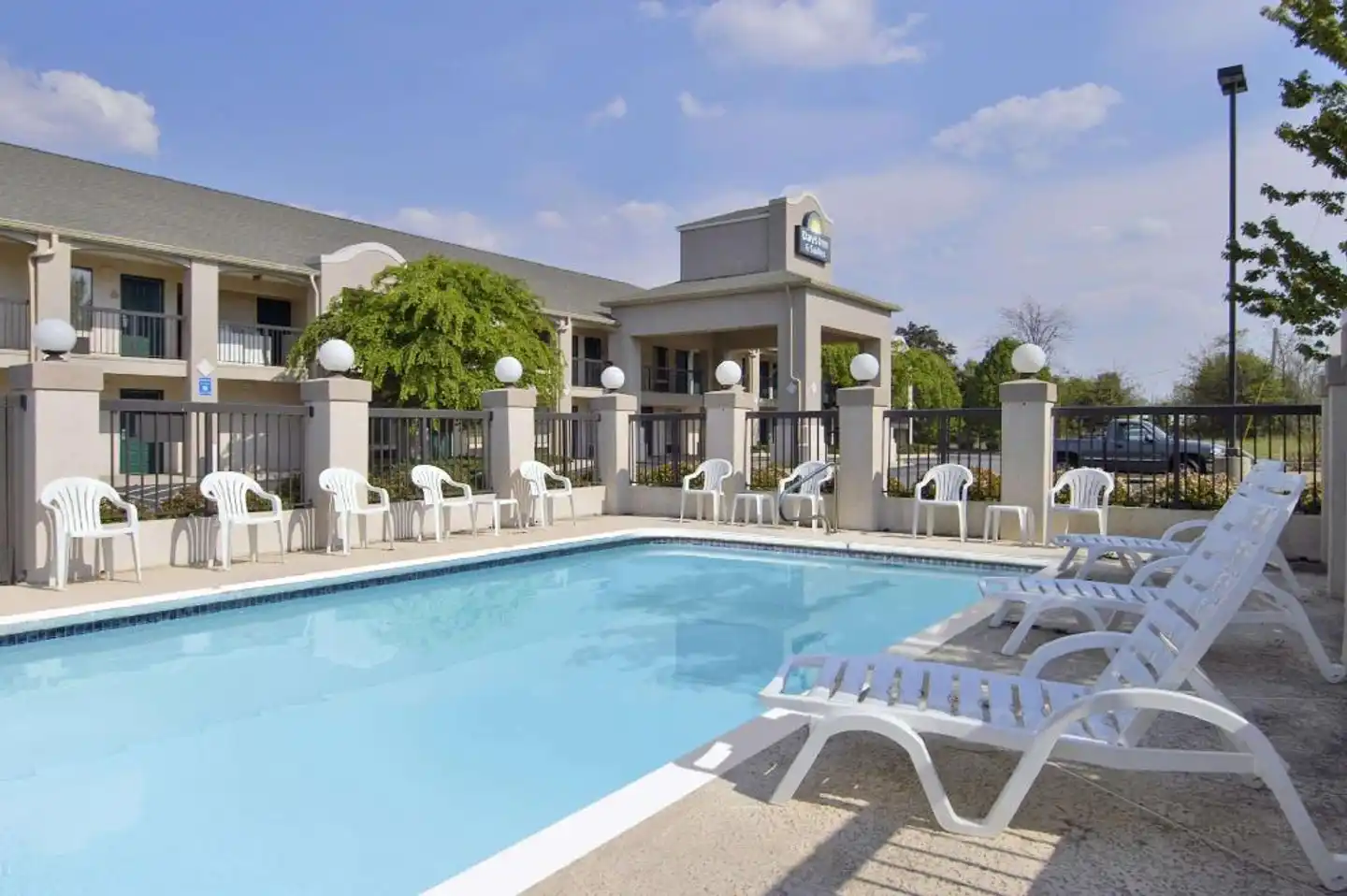 Days Inn & Suites by Wyndham Fort Valley Pool