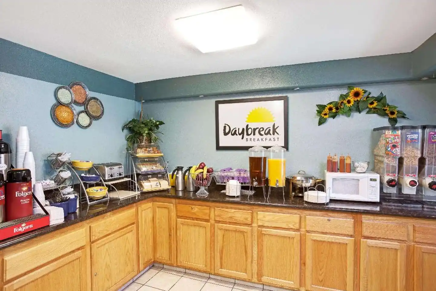 Days Inn & Suites by Wyndham Artesia Lobby