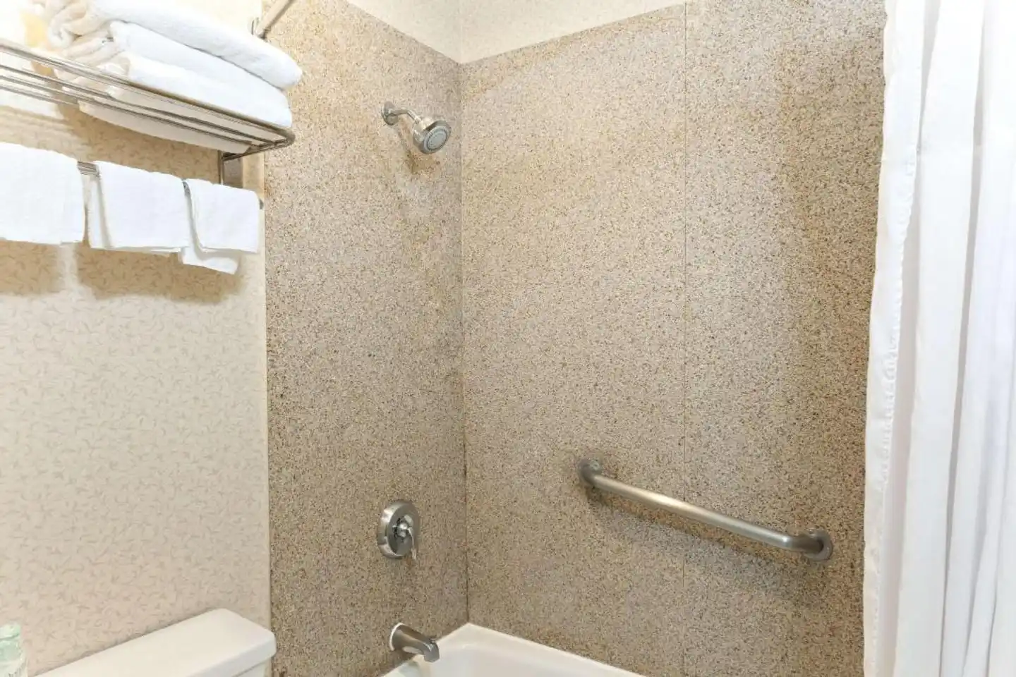 Days Inn by Wyndham Alhambra CA Badezimmer