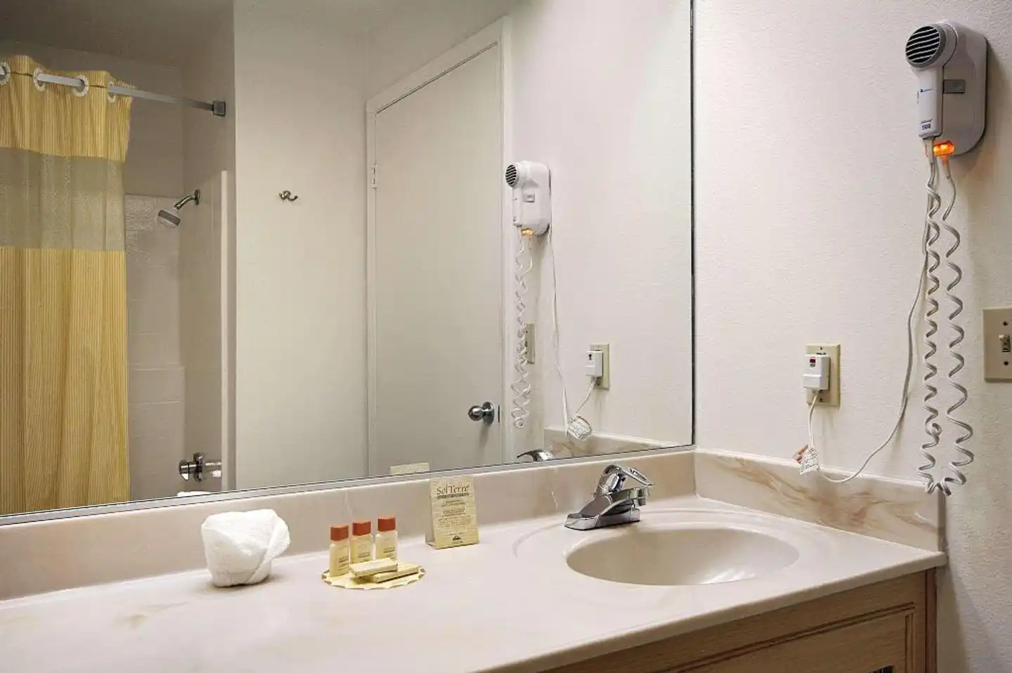Days Inn by Wyndham Riverside Tyler Mall Badezimmer