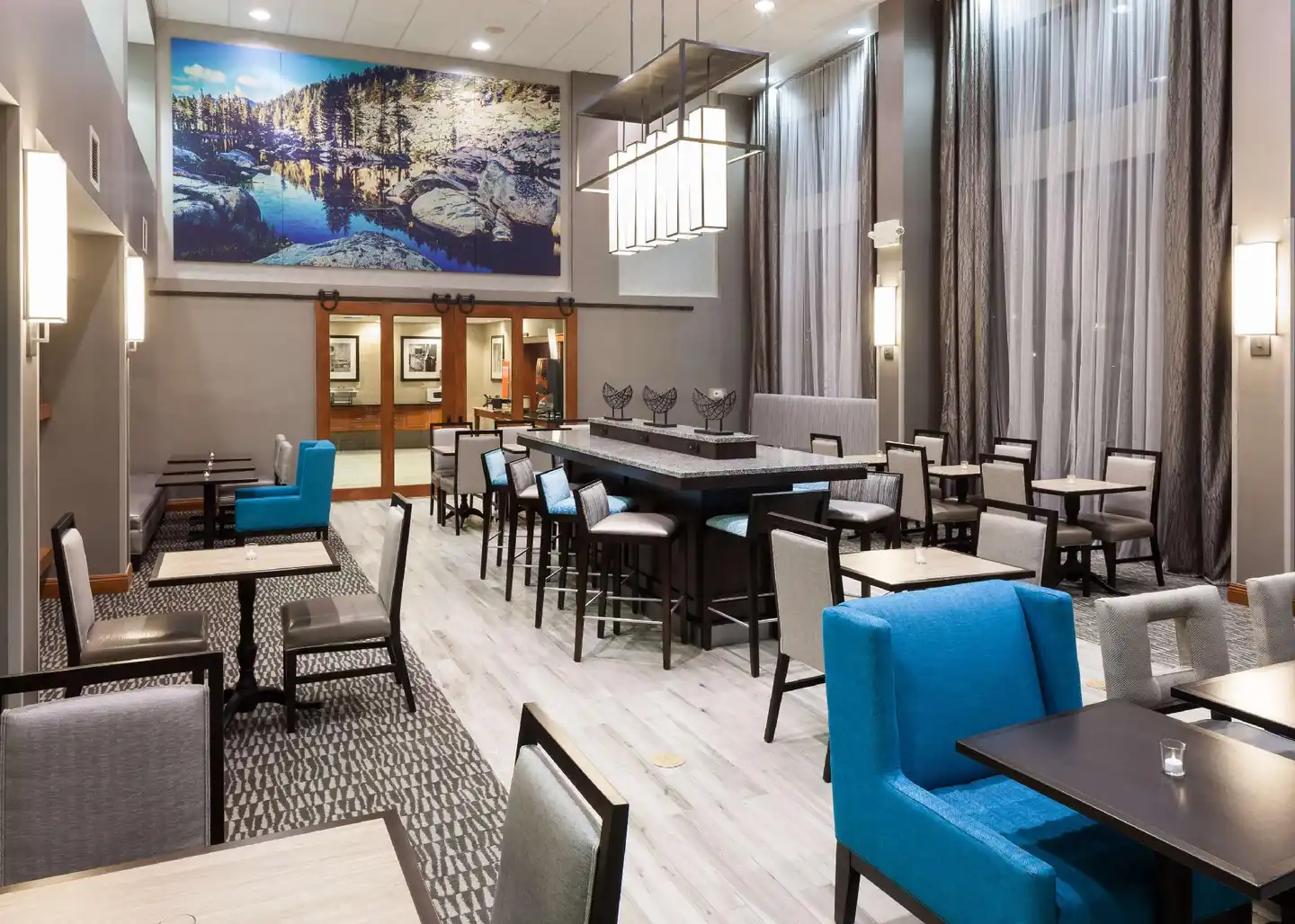Hampton Inn & Suites Tulare Bar