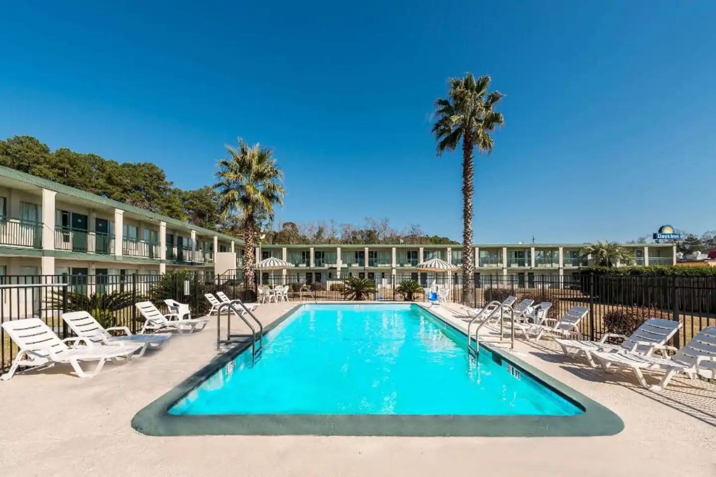 Days Inn by Wyndham Richmond Hill/Savannah Pool