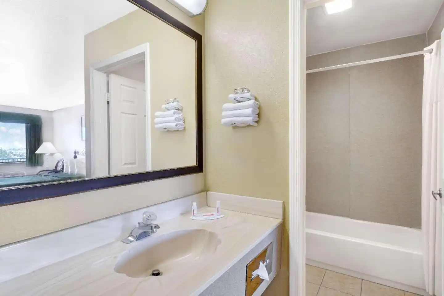 Days Inn by Wyndham Kingman East Badezimmer