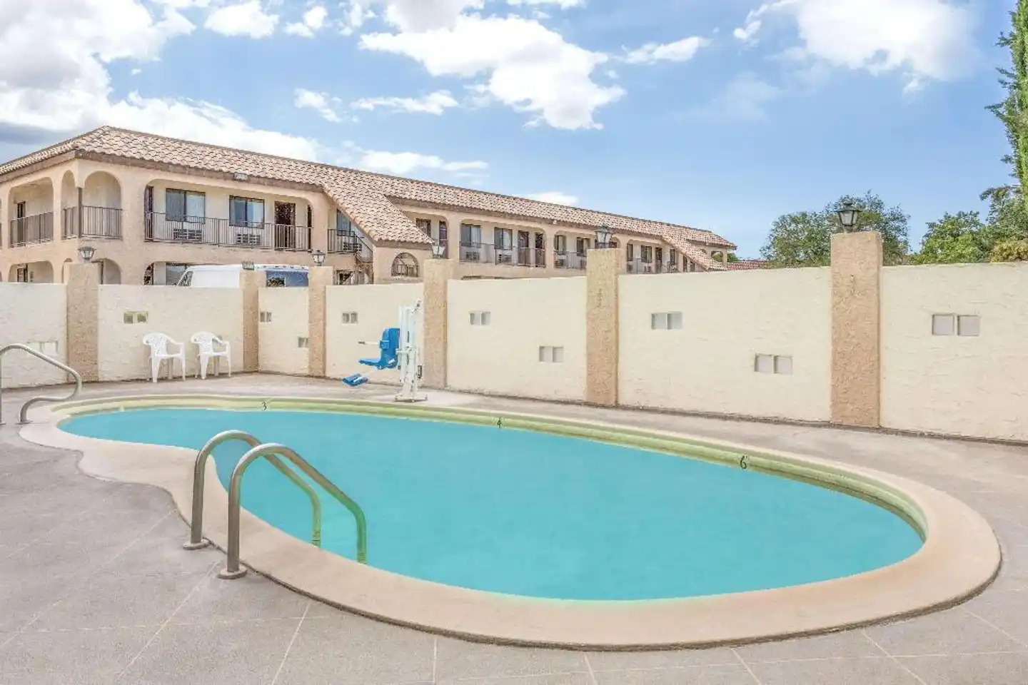 Days Inn by Wyndham Kingman East Pool