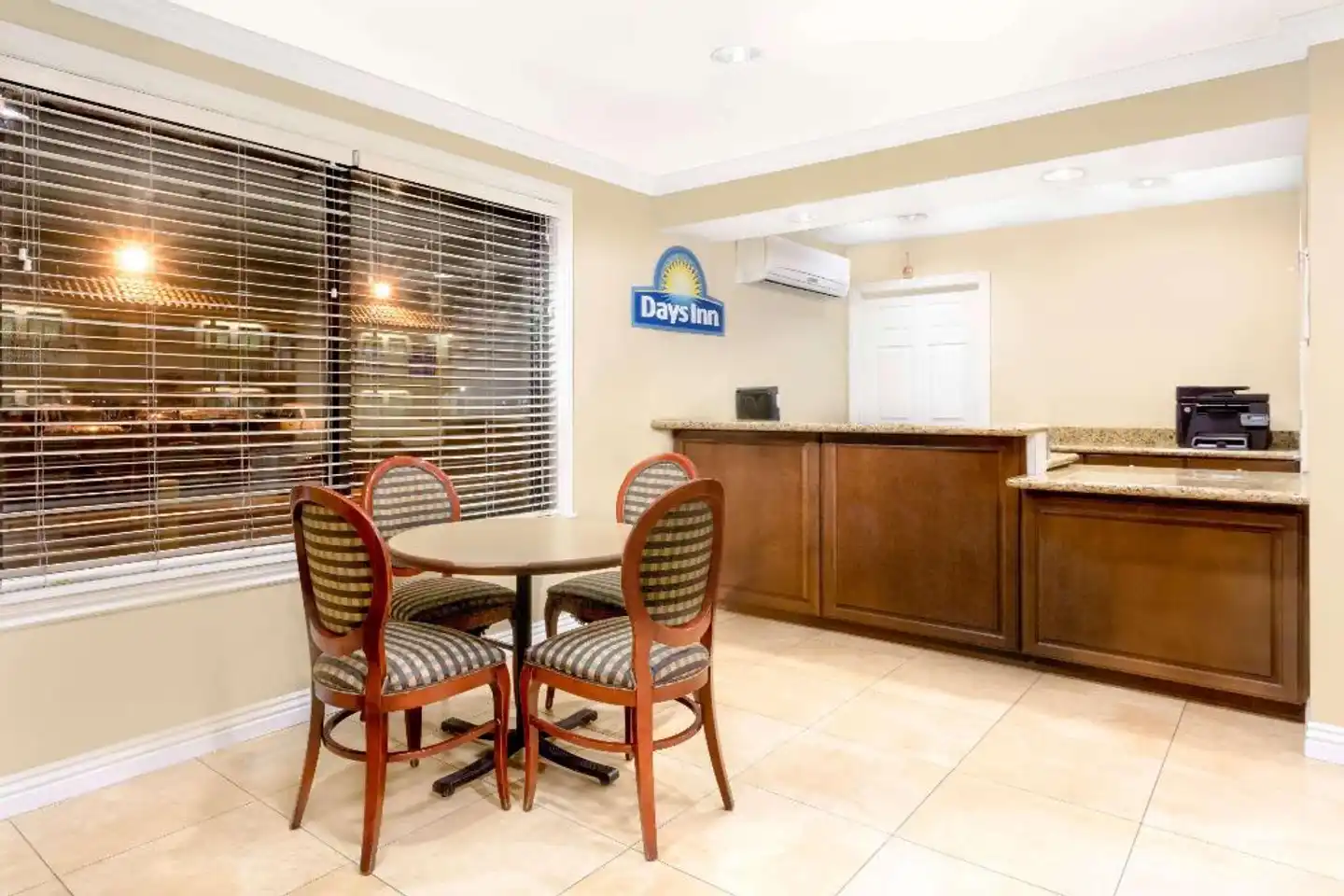 Days Inn by Wyndham Kingman East Lobby