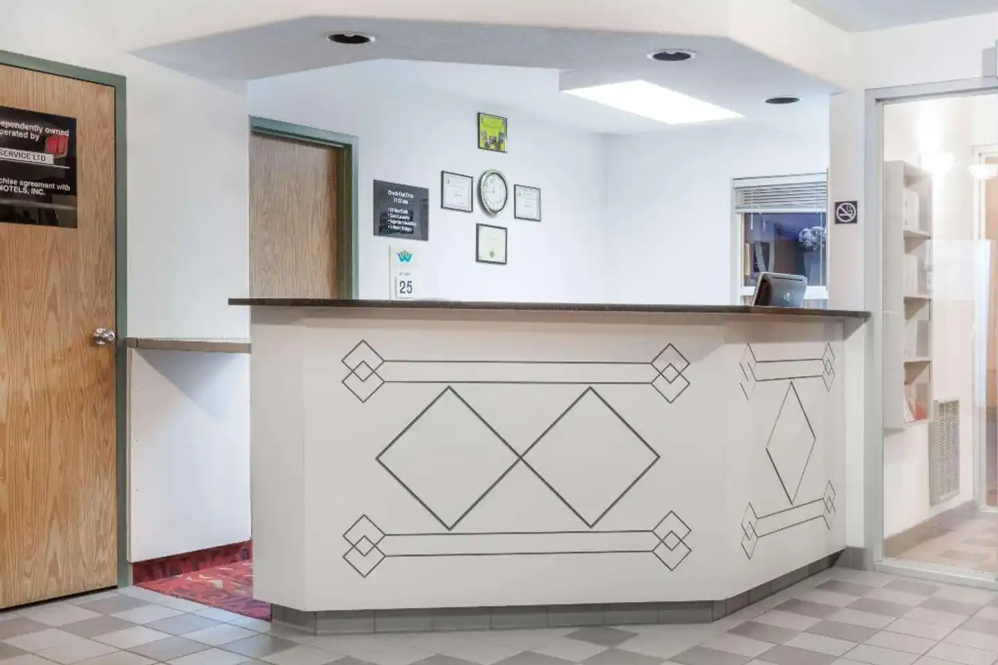 Super 8 by Wyndham Taber AB Lobby