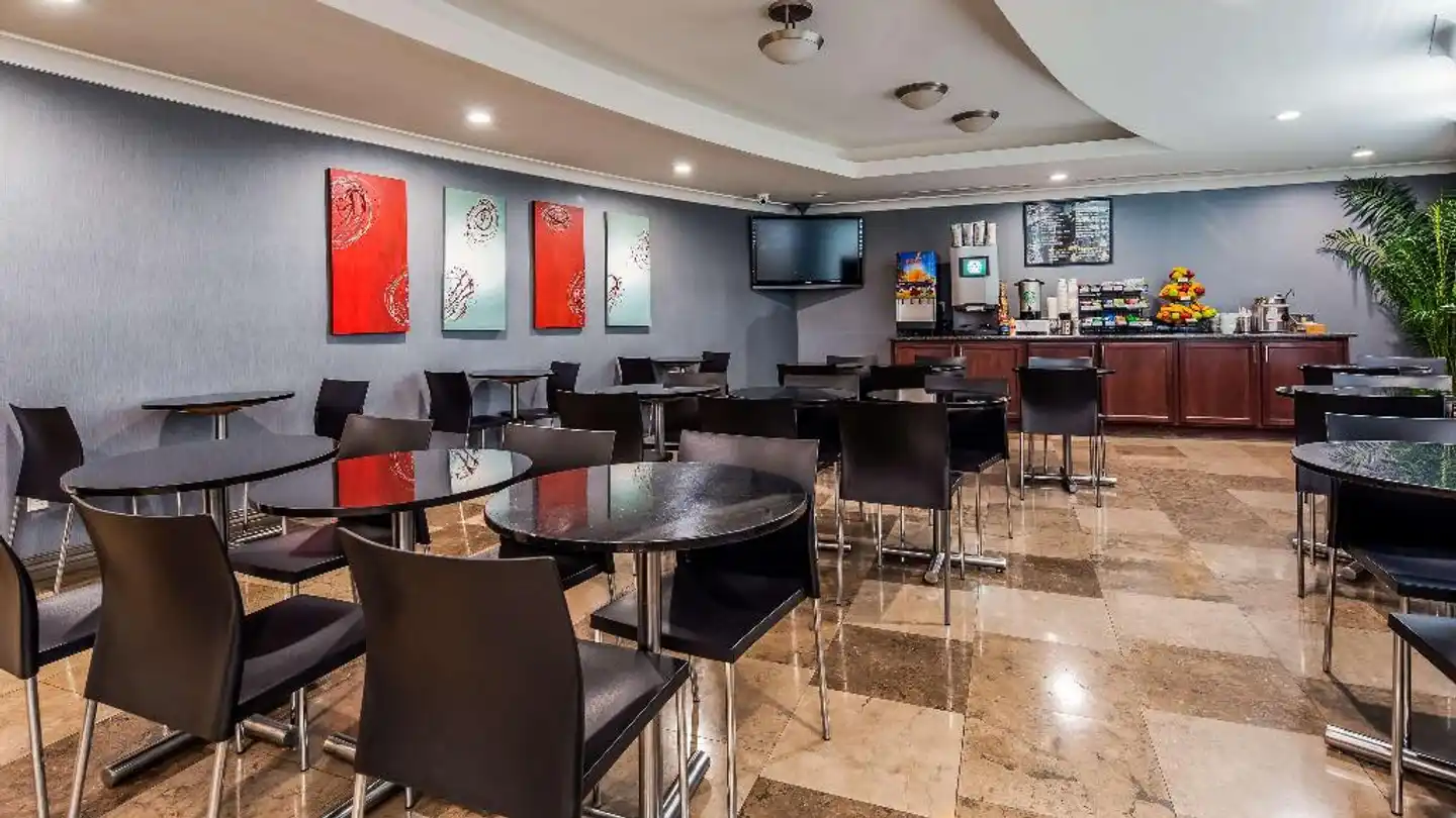 Best Western PLUS Avita Suites Bar